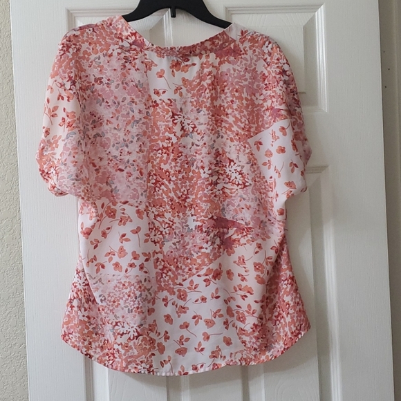 Floral button front shirt with tie bottom - Picture 4 of 4